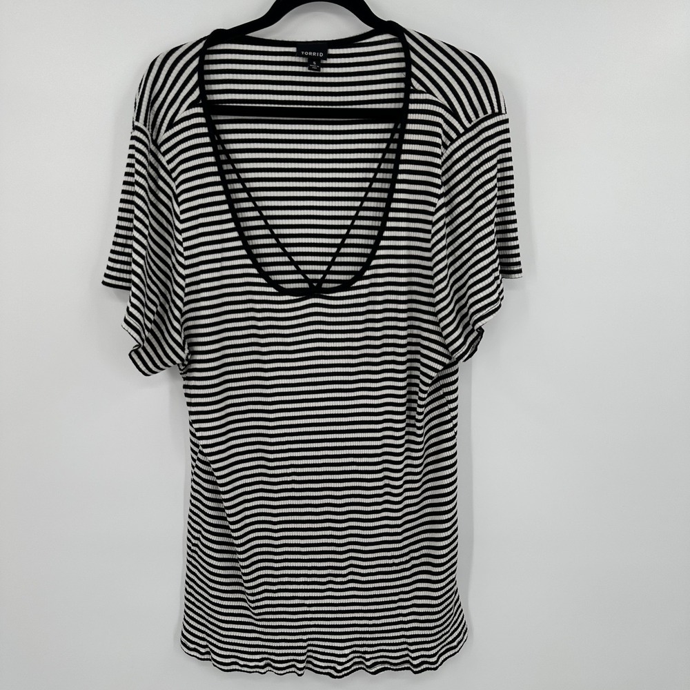 Torrid Shirt Womens 5 Black White Striped‎ Deep V Neck Short Sleeve Made USA Top